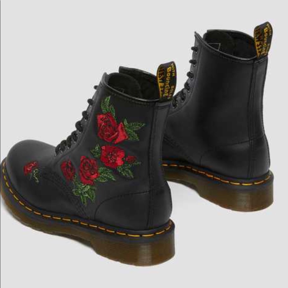 1460 Vonda Floral embroidered, Leather Lace-up 8-eyelets.